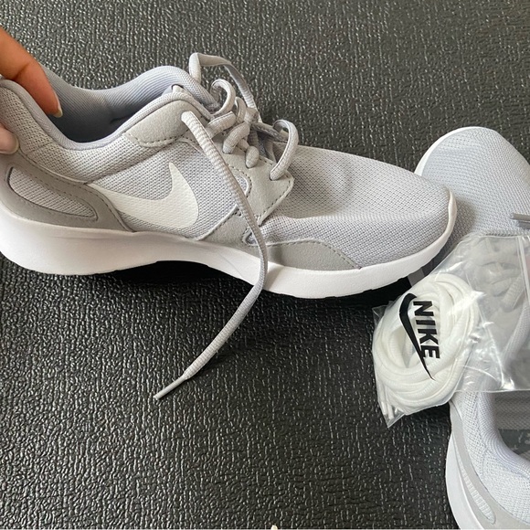 Nike shoes - Picture 2 of 5